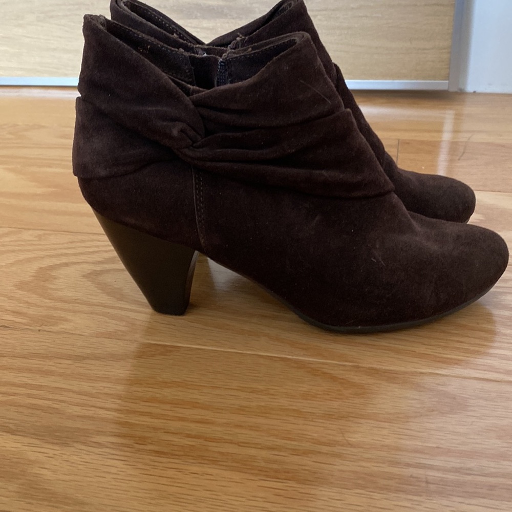Vaneli booties brown suede size 5
